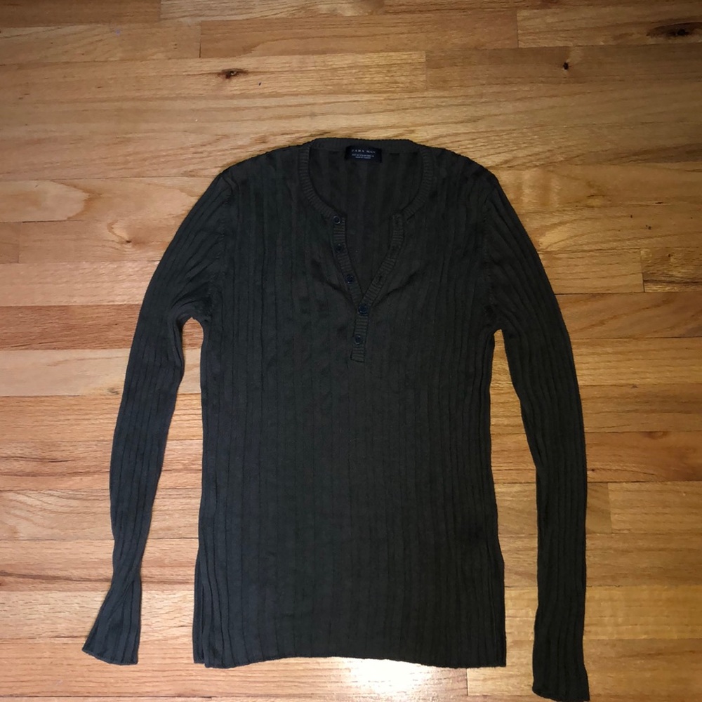 Zara men’s knitted army green rubbed sweater.